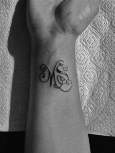 tatouage initiale poignet femme