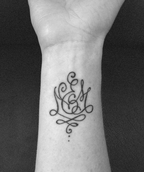 tatouage initiale poignet femme