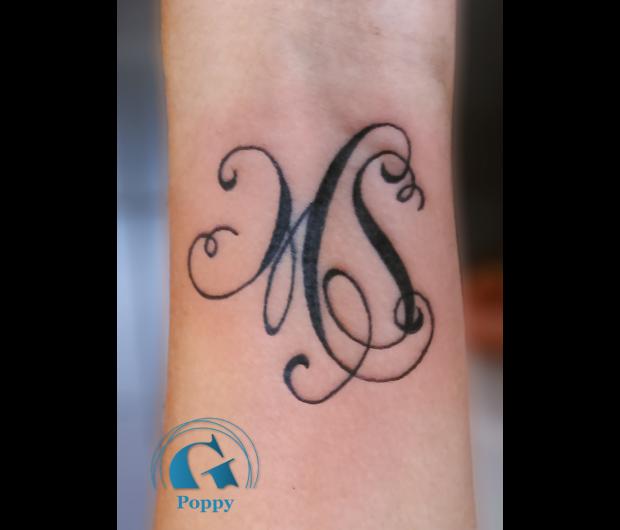 tatouage initiale poignet femme