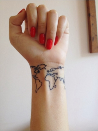 tatouage initiale poignet femme