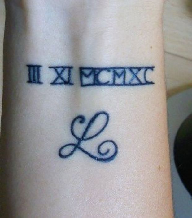 tatouage initiale poignet homme
