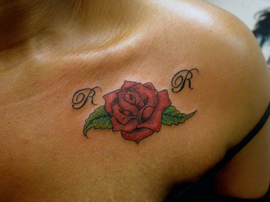 tatouage initiale poitrine