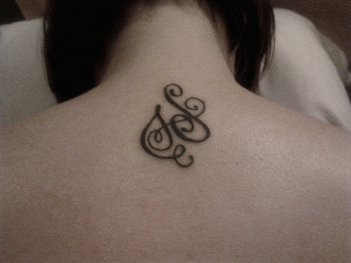 tatouage initiale s
