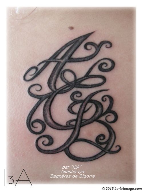 tatouage initiale s