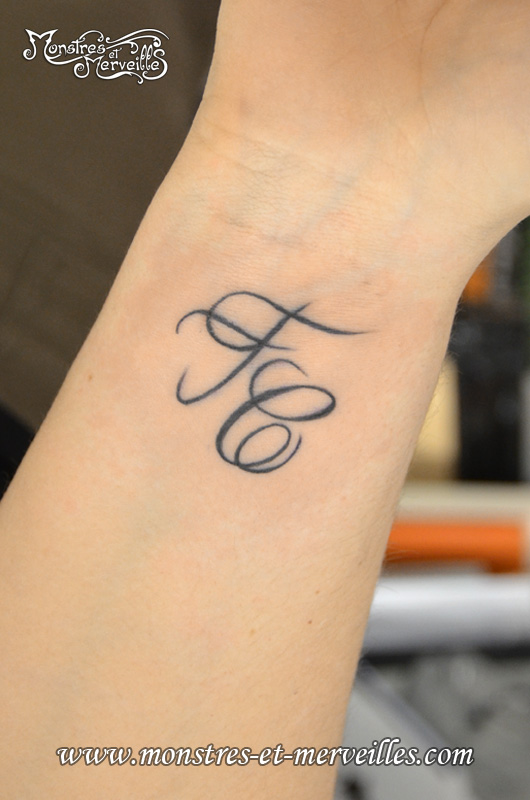 tatouage initiale s