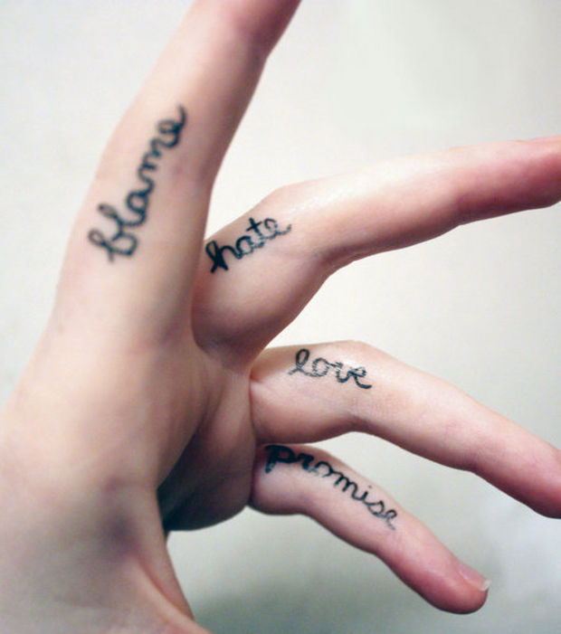 tatouage initiale sur le doigt