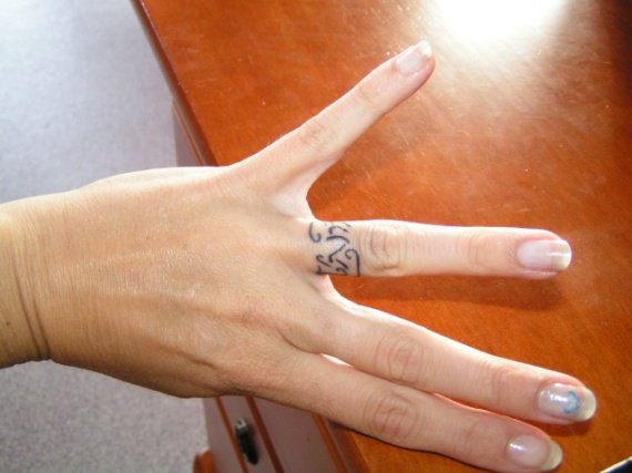tatouage initiale sur le doigt