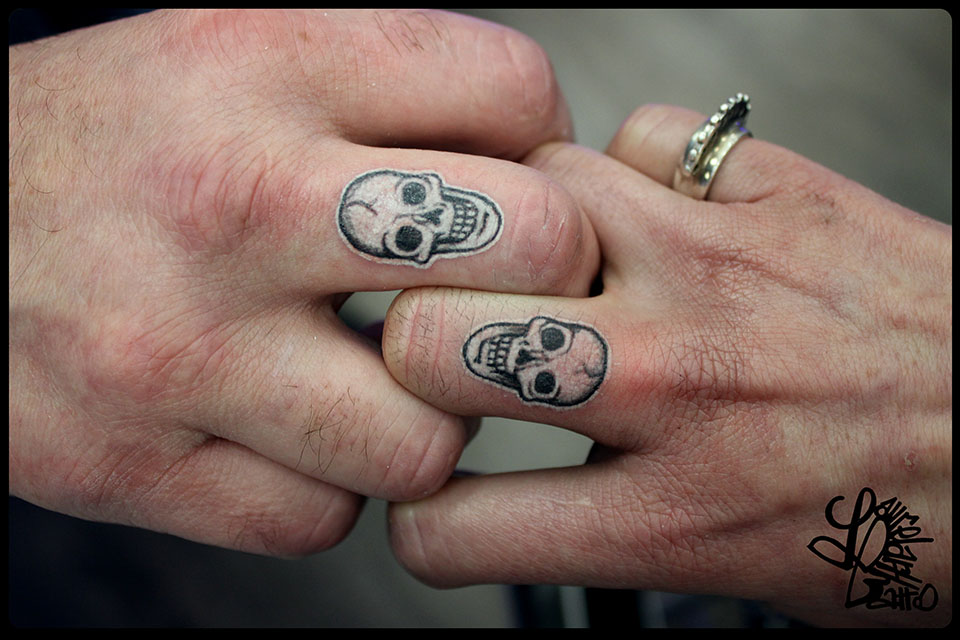 tatouage initiale sur le doigt
