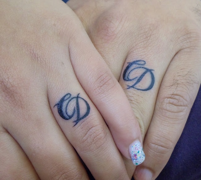 tatouage initiale sur le doigt