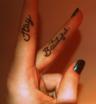tatouage initiale sur le doigt
