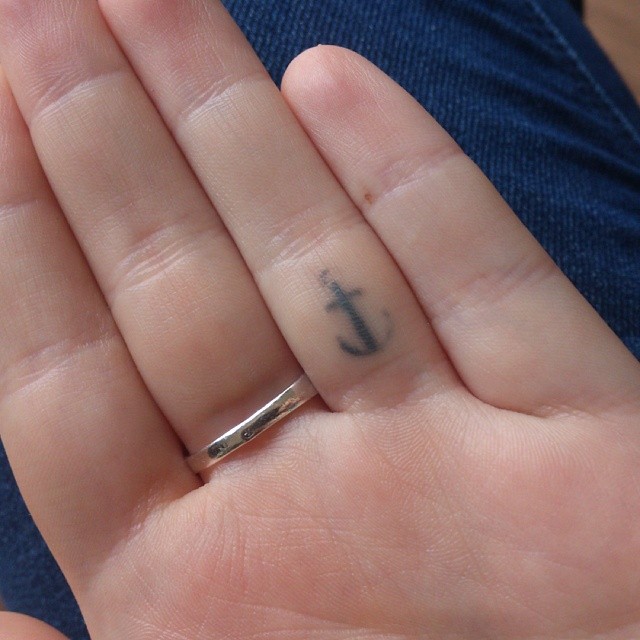 tatouage initiale sur le doigt