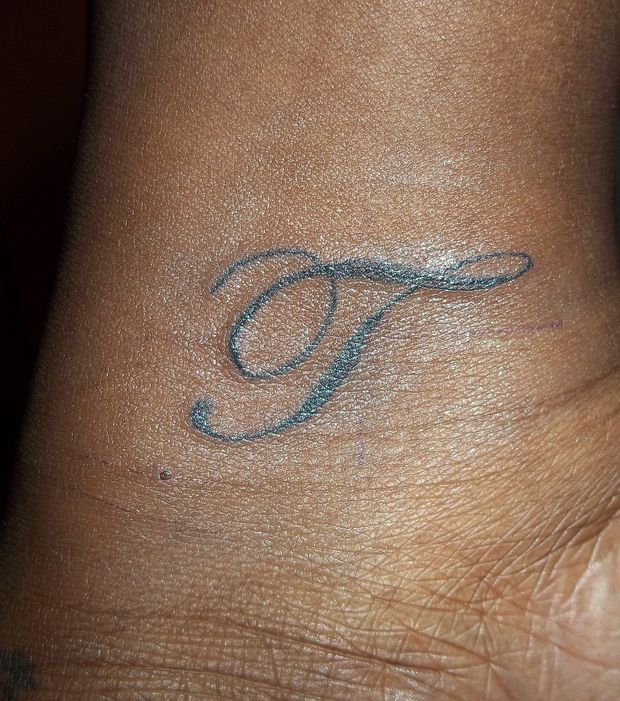 tatouage initiale t