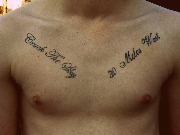 tatouage initiale torse