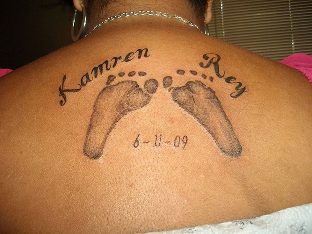 tatouage initiale torse