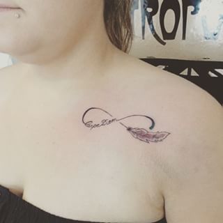 tatouage initiale torse