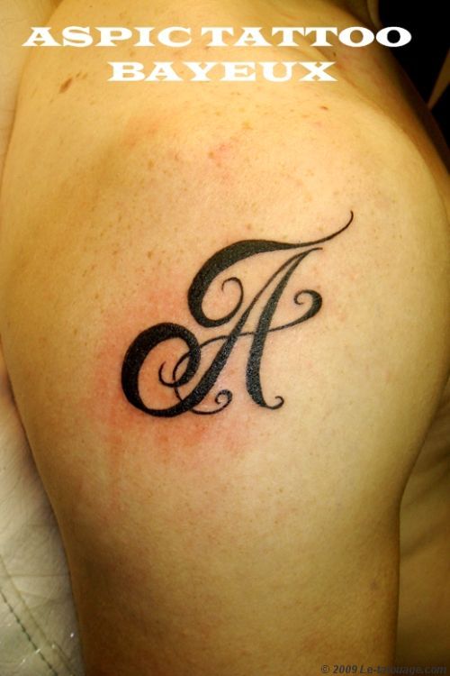 tatouage initiale tribal
