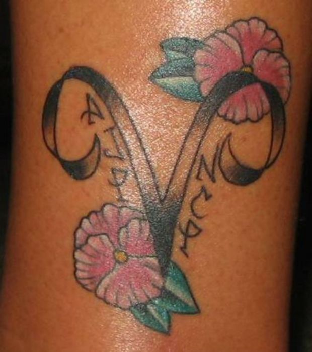 tatouage initiale v