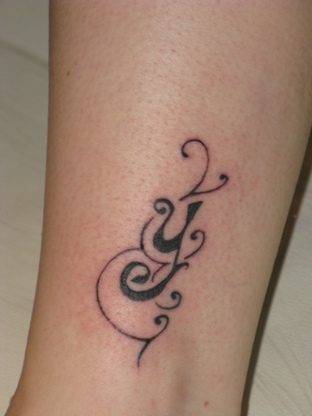 tatouage initiale y
