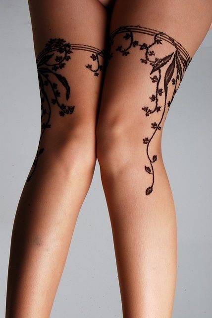 tatouage jarretière fleur