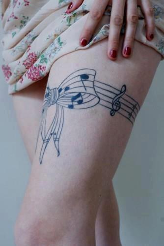 tatouage jarretière fleur