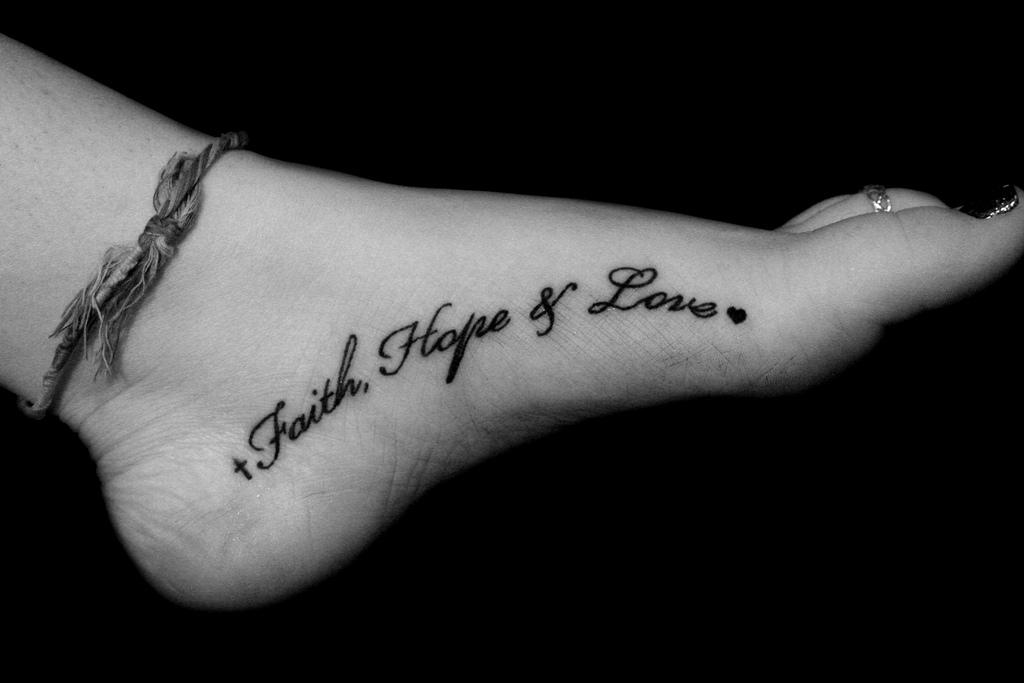 tatouage lettrage discret