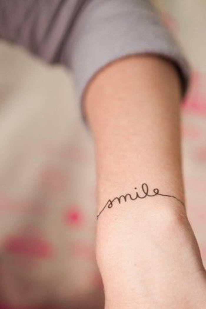 tatouage lettrage discret