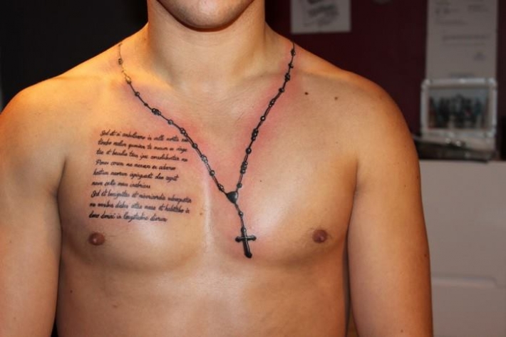 tatouage lettrage pectoraux