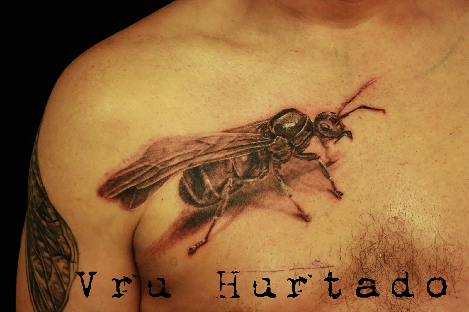 tatouage lettre gothique mollet