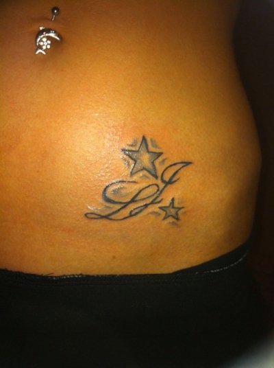 Tatouage lettre ventre