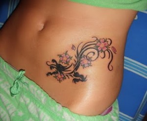 tatouage lettre ventre