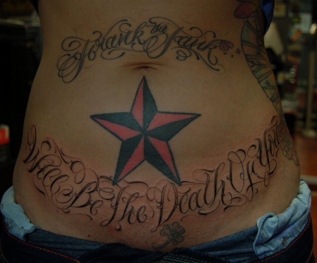tatouage lettre ventre