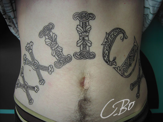 tatouage lettre ventre