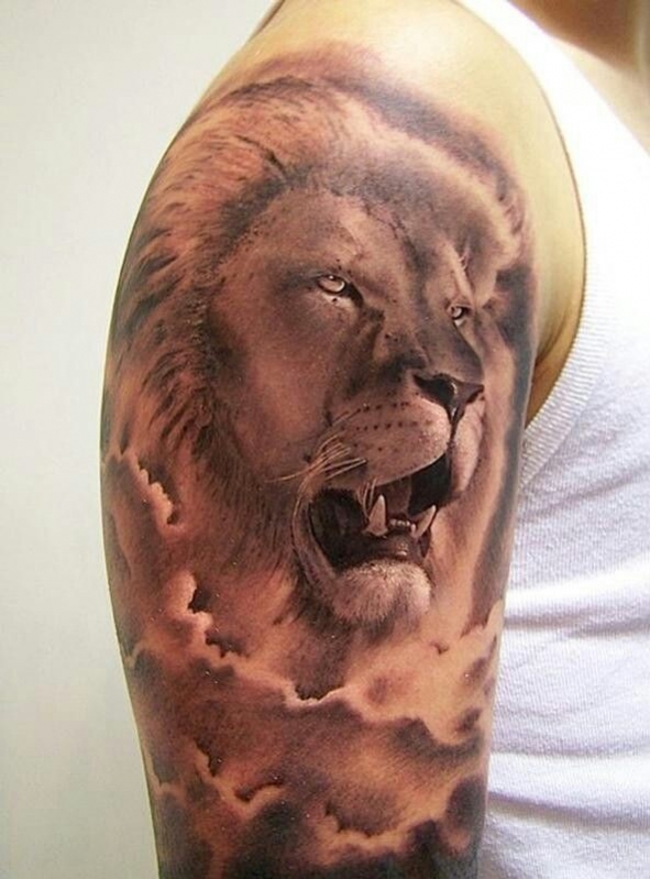 tatouage lion omoplate