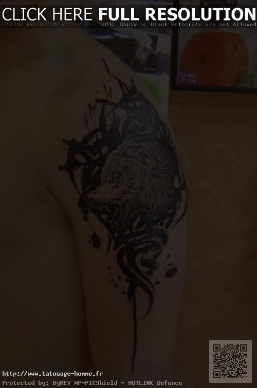 tatouage loup pectoraux