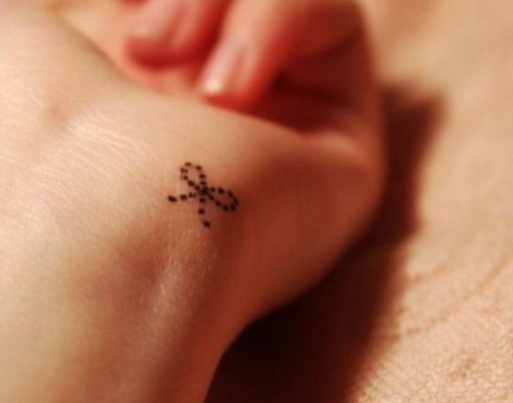 Tatouage mini noeud