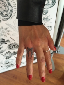 tatouage mini noeud