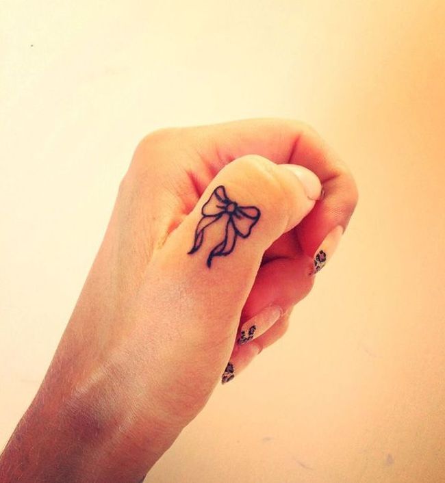 tatouage mini noeud