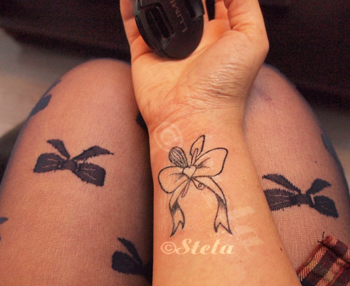 tatouage mini noeud