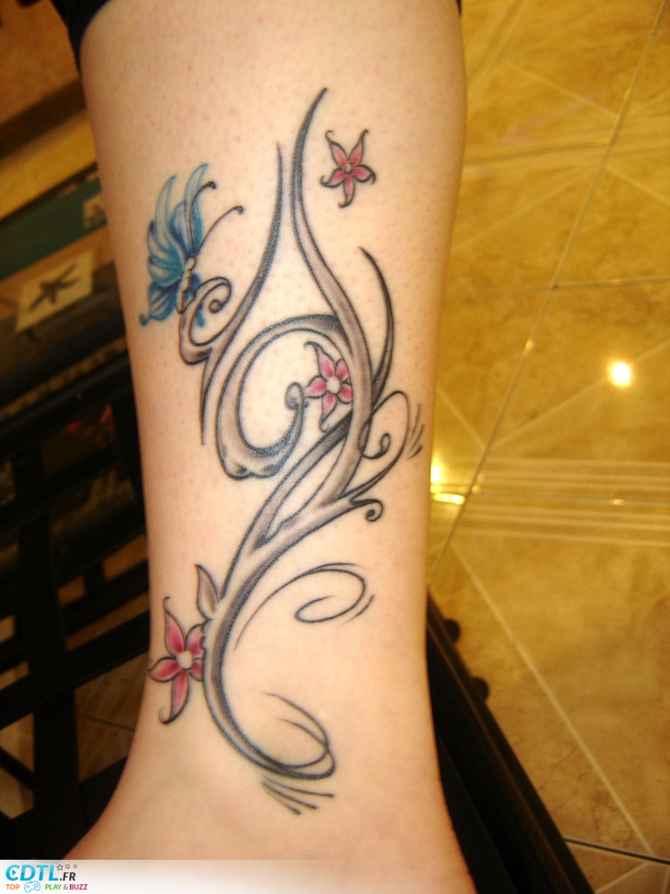 tatouage mollet femme