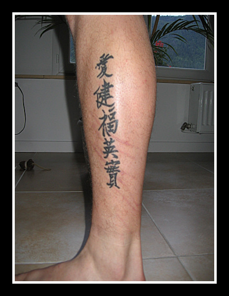 tatouage mollet homme ecriture