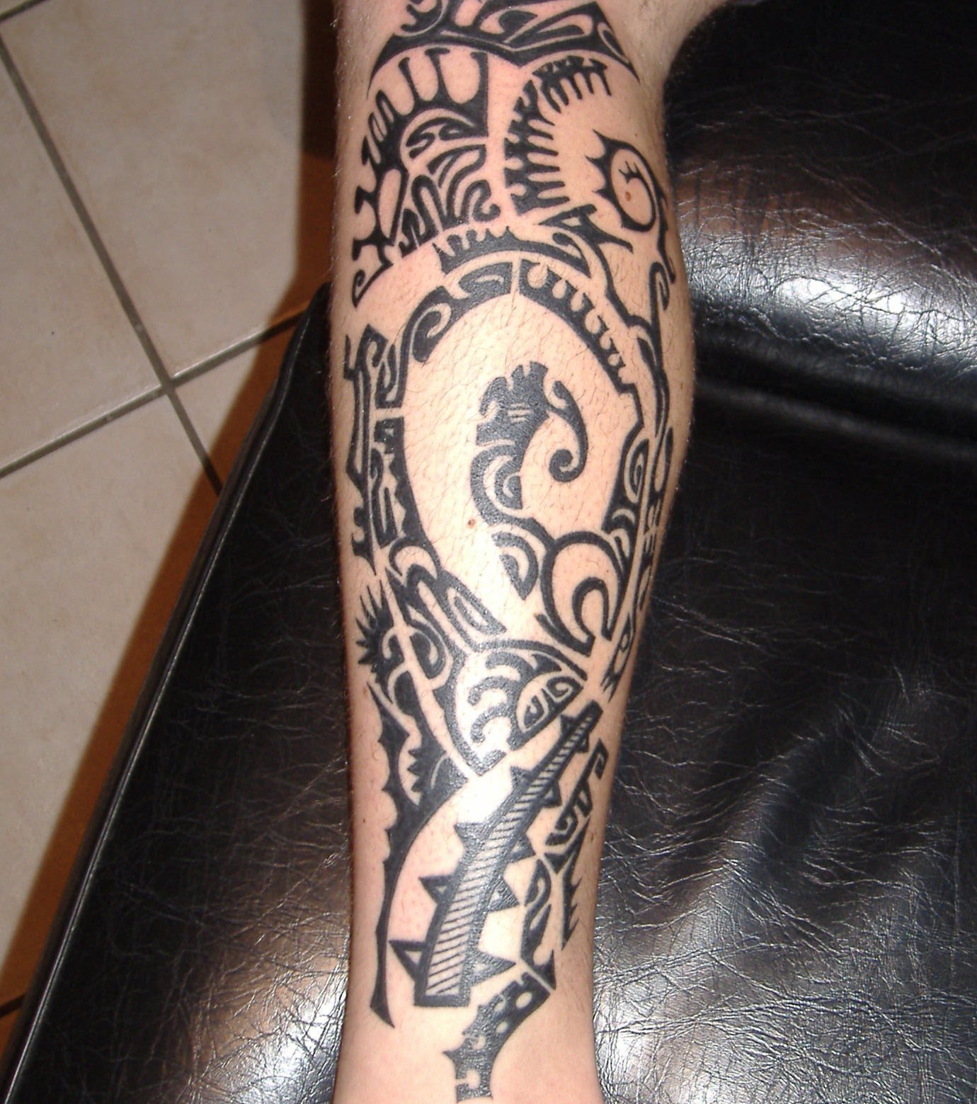 tatouage mollet homme polynésien