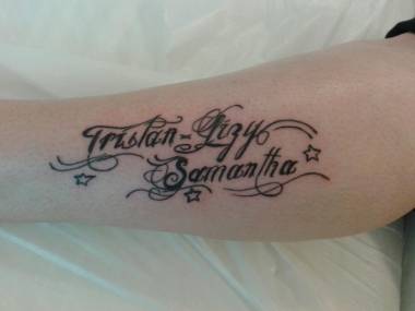 tatouage mollet homme prenom