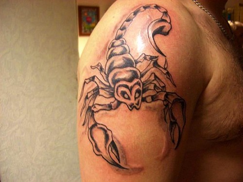 tatouage mollet homme scorpion