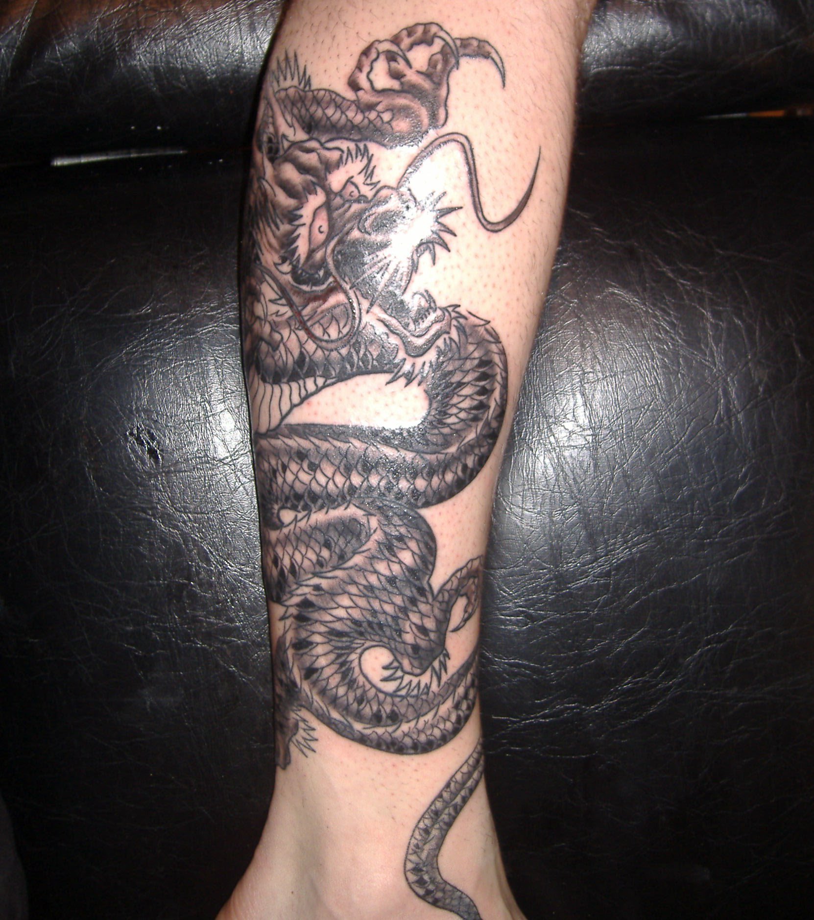 Tatouage mollet homme serpent