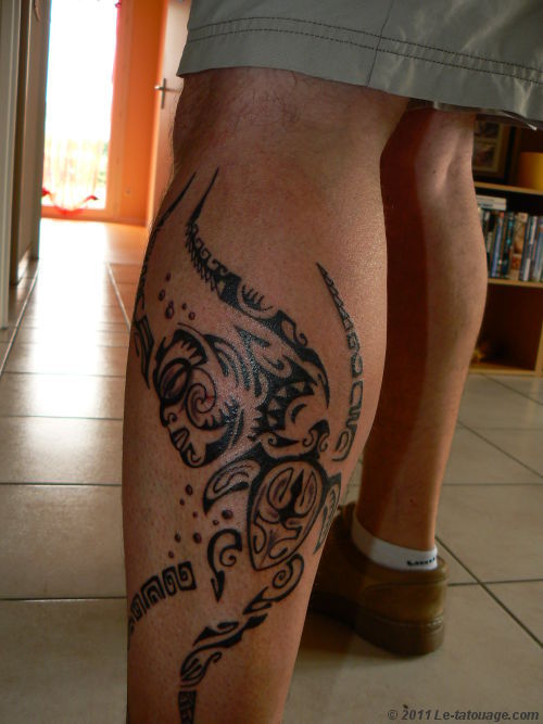 tatouage mollet polynésien