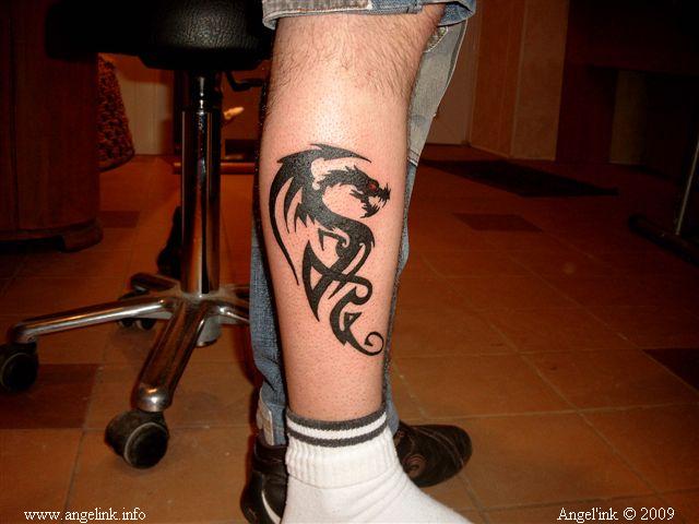 tatouage mollet tribal dragon