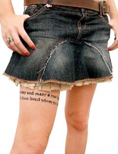 tatouage nabila cuisse ecriture