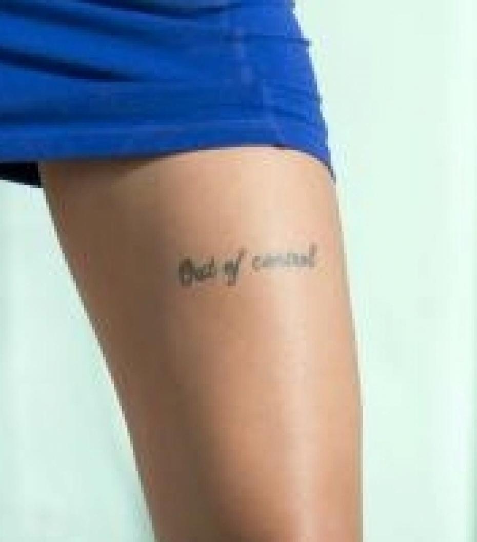 tatouage nabila cuisse ecriture