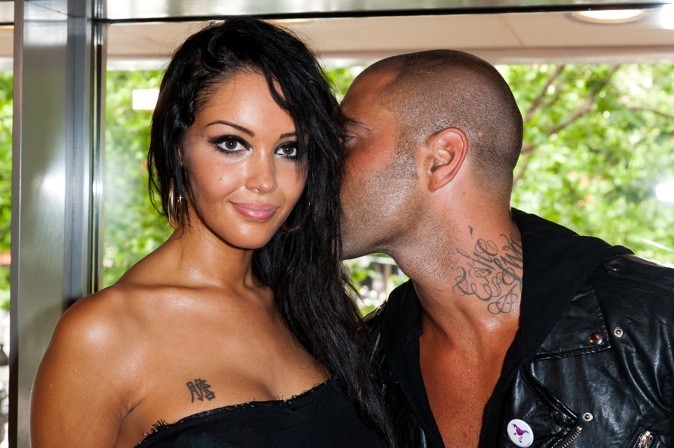 tatouage nabila cuisse ecriture