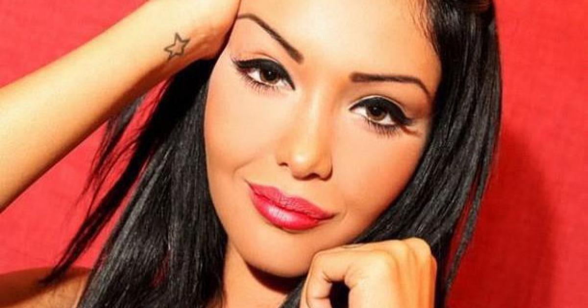 tatouage nabila cuisse ecriture